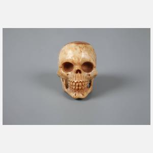 Figürliche Beinschnitzerei