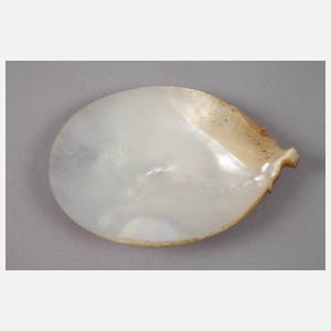 Feine Perlmuttschnitzerei