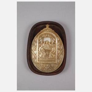 Feine Perlmuttschnitzerei