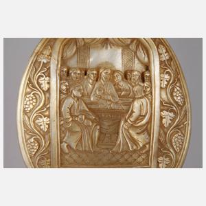 Feine Perlmuttschnitzerei