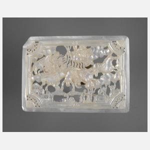 Feine Perlmuttschnitzerei