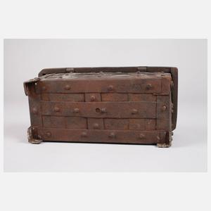 Kleine Eisentruhe