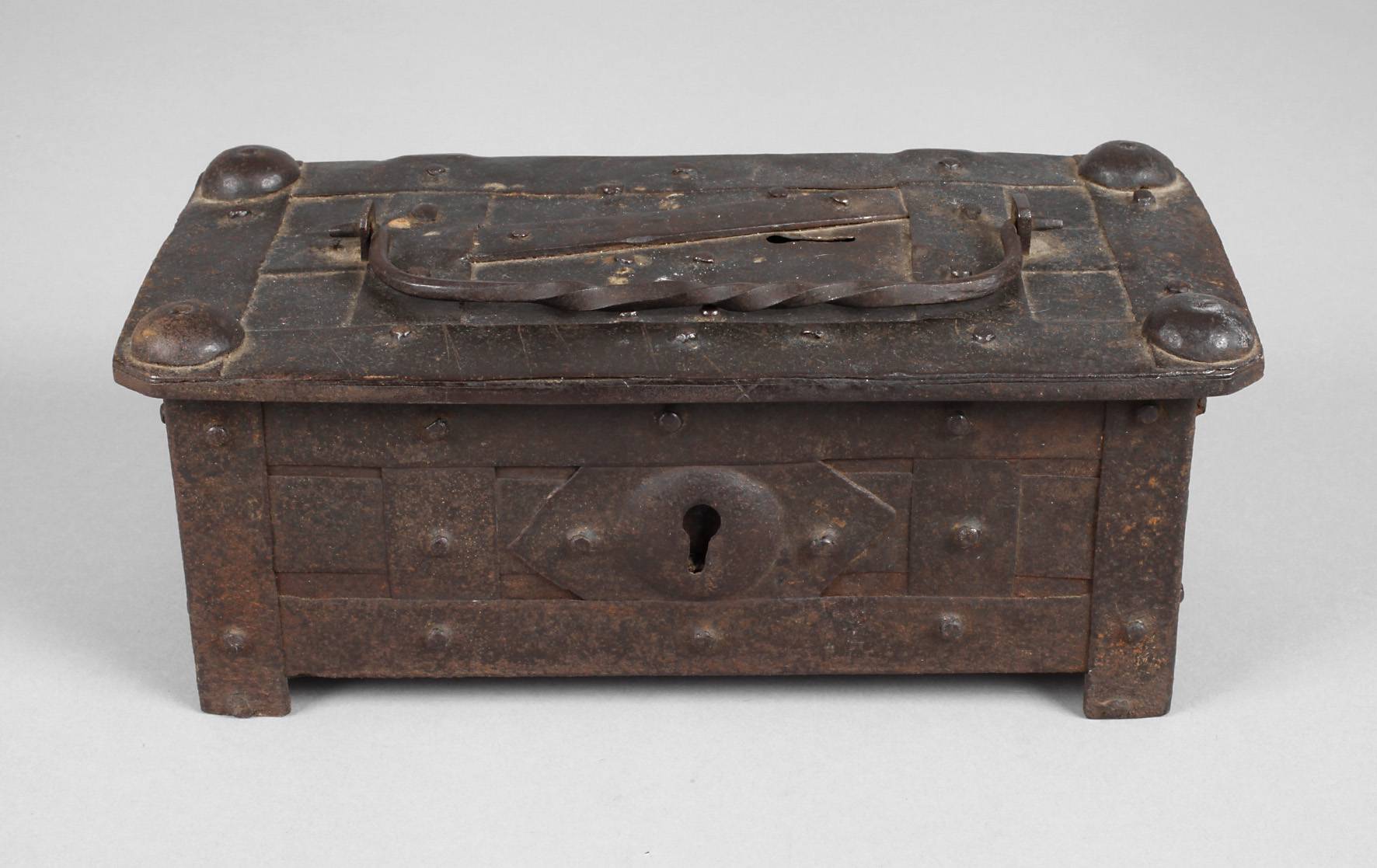 Kleine Eisentruhe