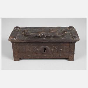 Kleine Eisentruhe
