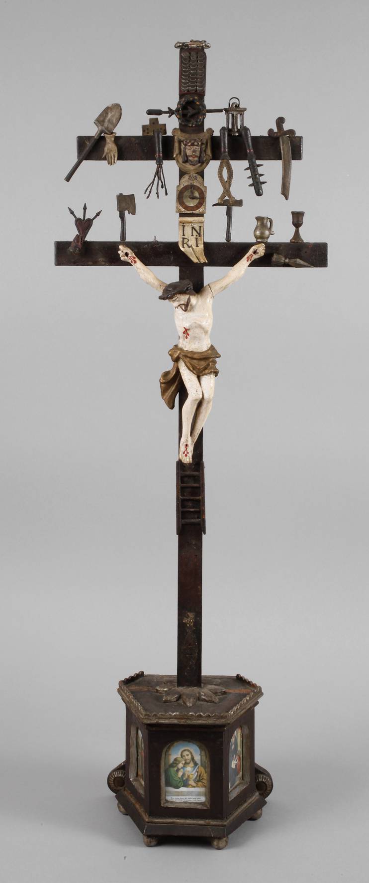 Geschnitztes Kruzifix