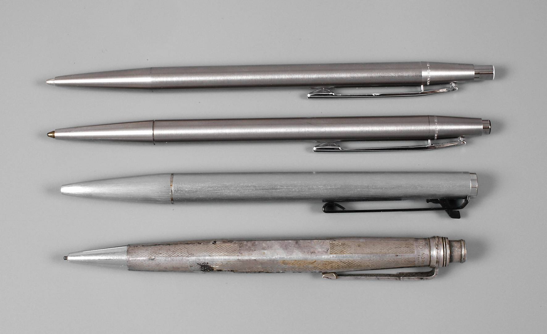 Vier Schreibgeräte