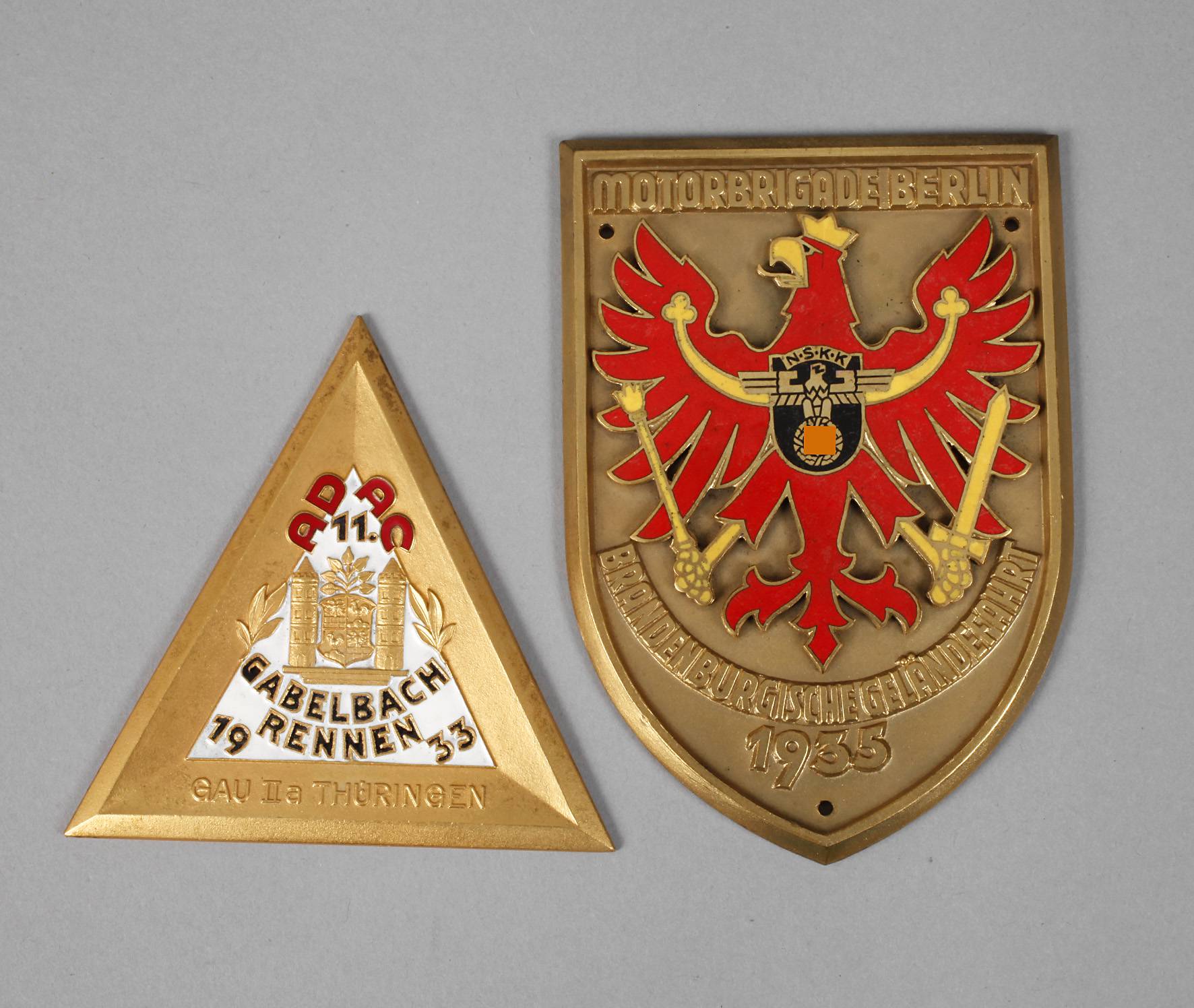 Zwei Automobilplaketten