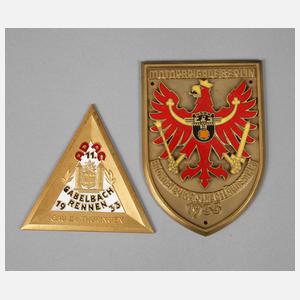 Zwei Automobilplaketten