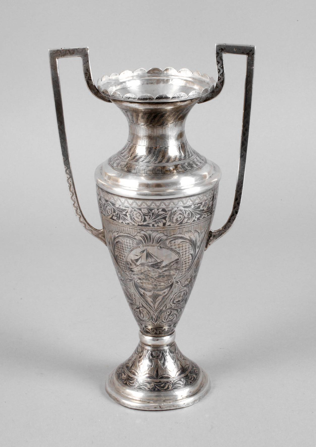 Große Silbervase in Niellotechnik