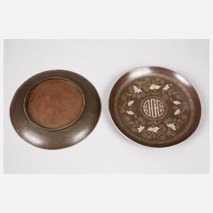 Vier Tassen mit Untertassen