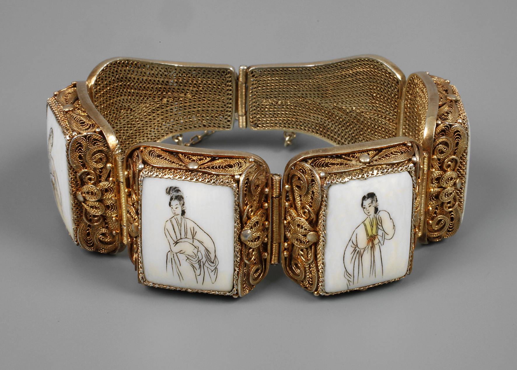 Armband mit Beineinlagen