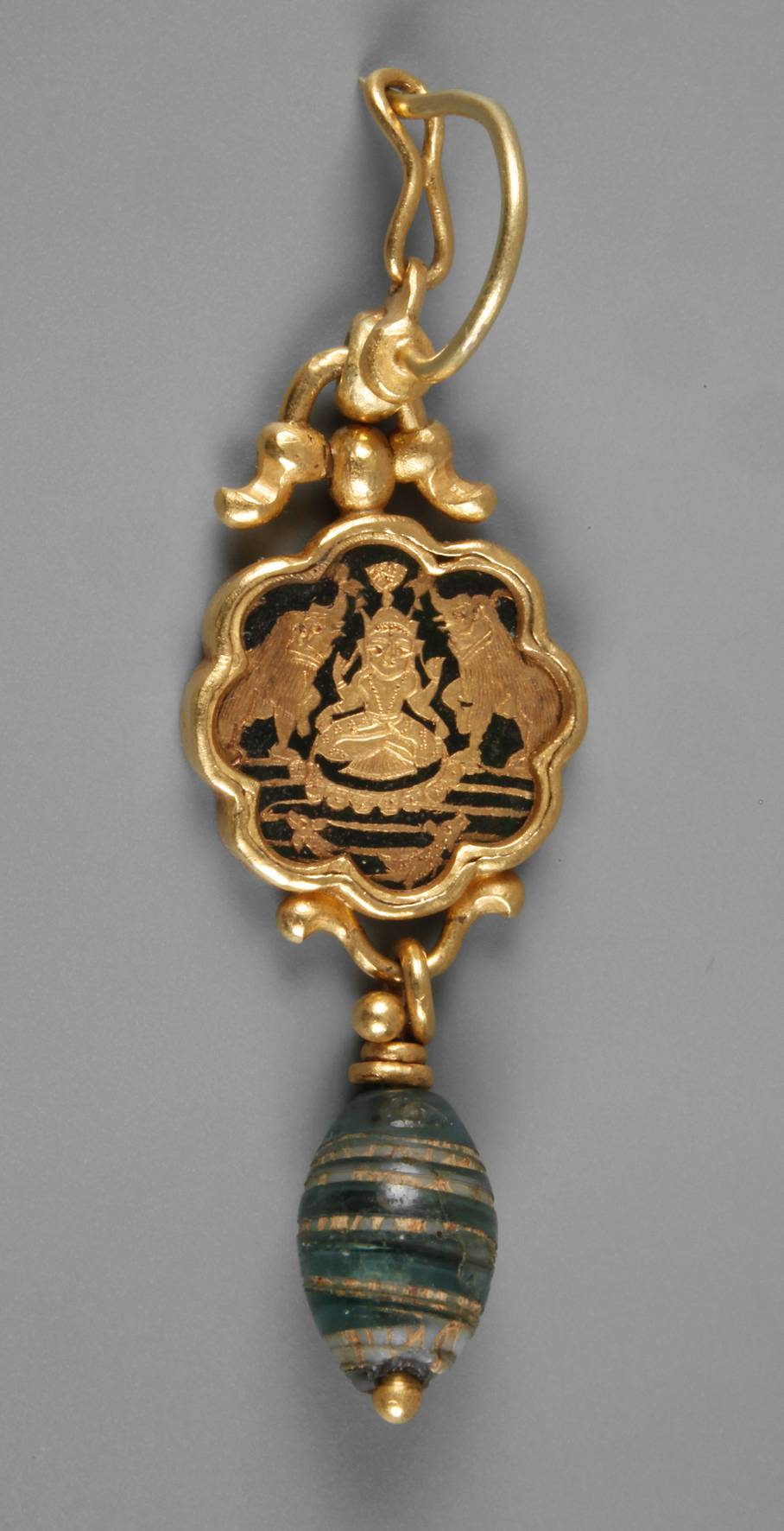 Aufwendiger Einzelohrhänger