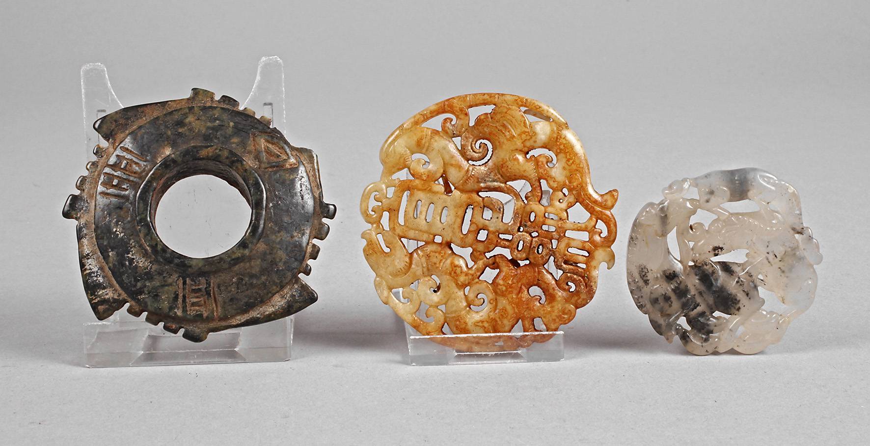 Drei Steinschnitzereien