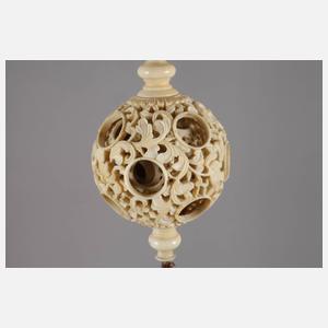 Feine Elfenbeinschnitzerei