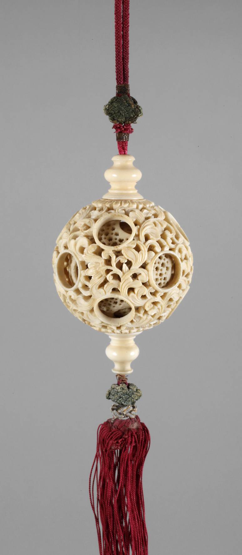 Feine Elfenbeinschnitzerei