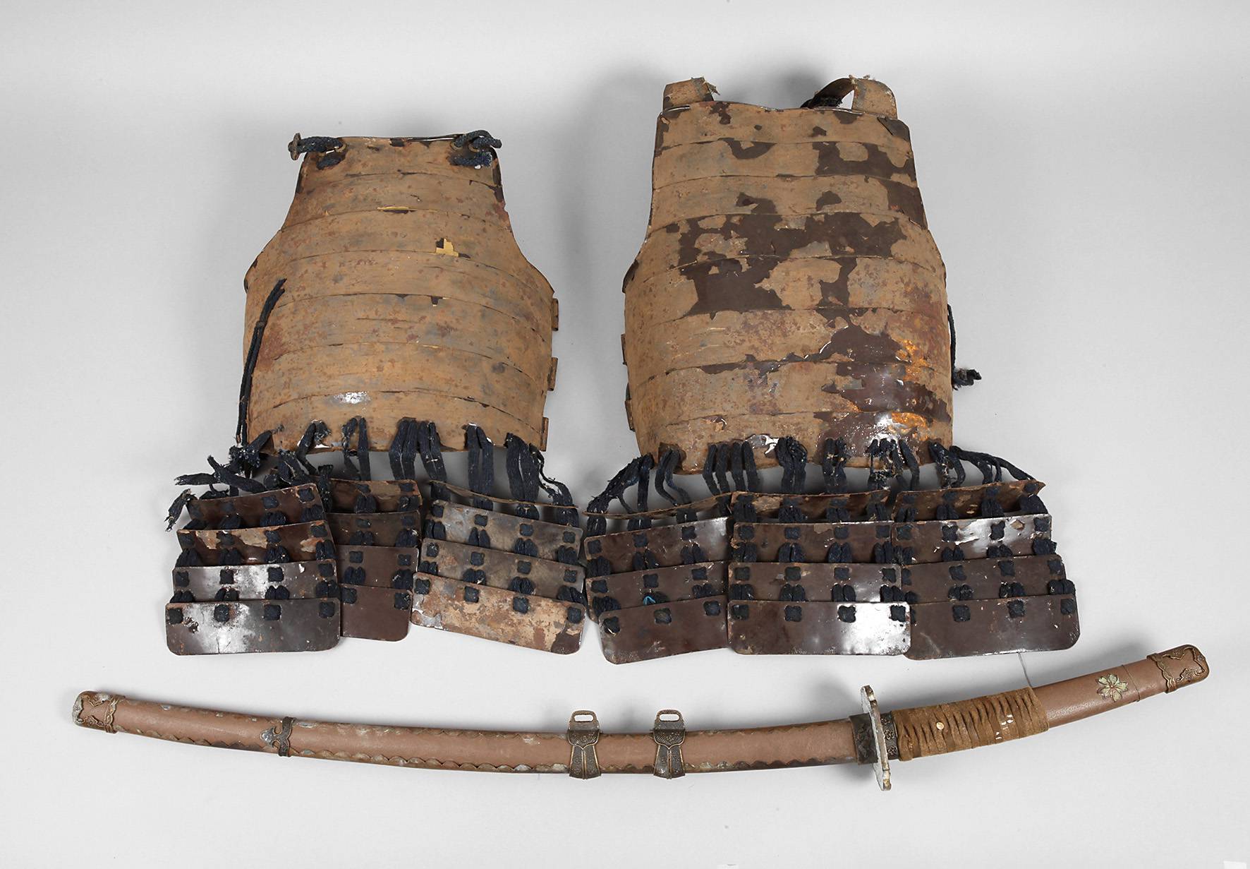 Yoroi der Samurai und Katana