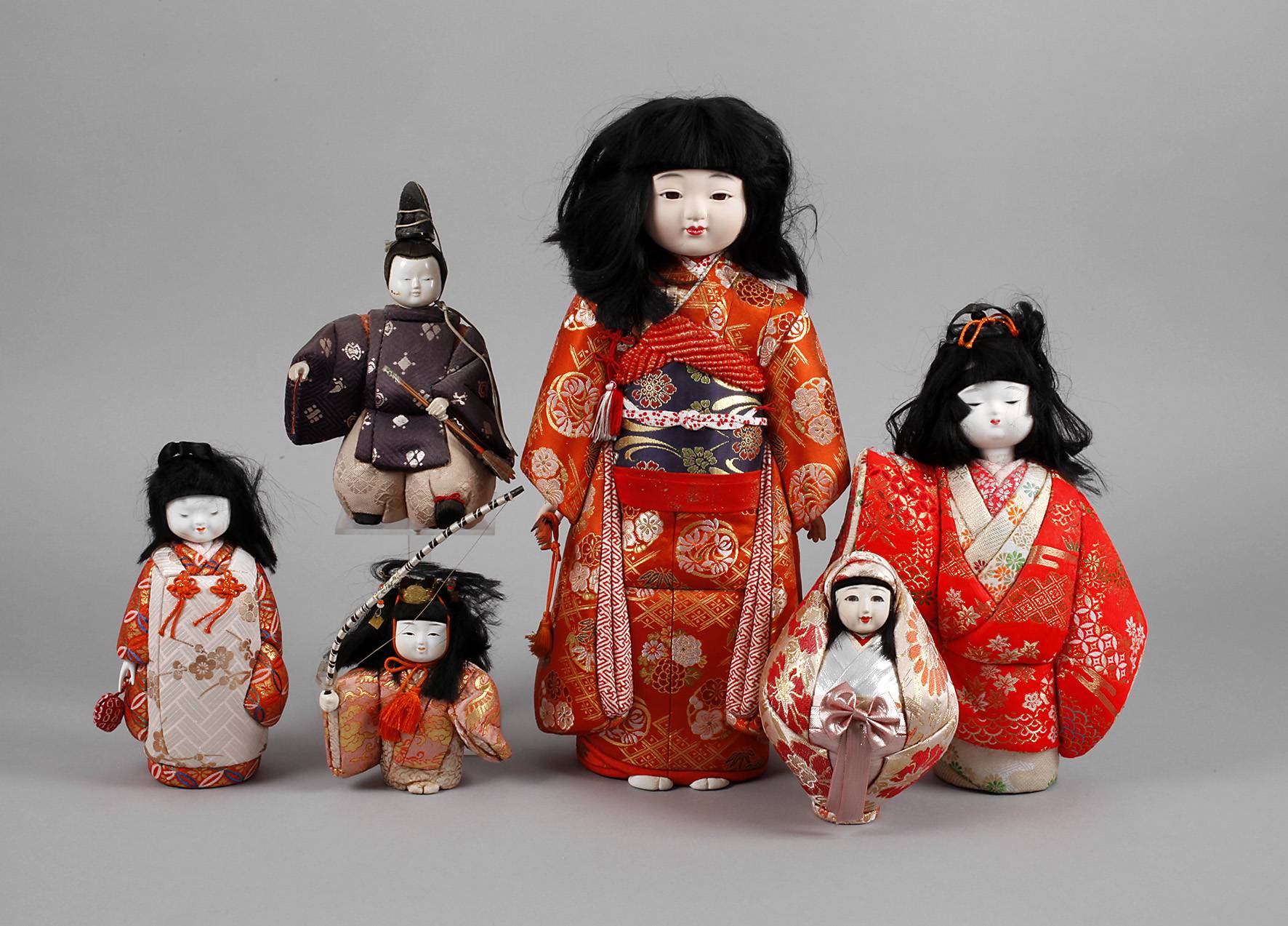 Sechs japanische Puppen