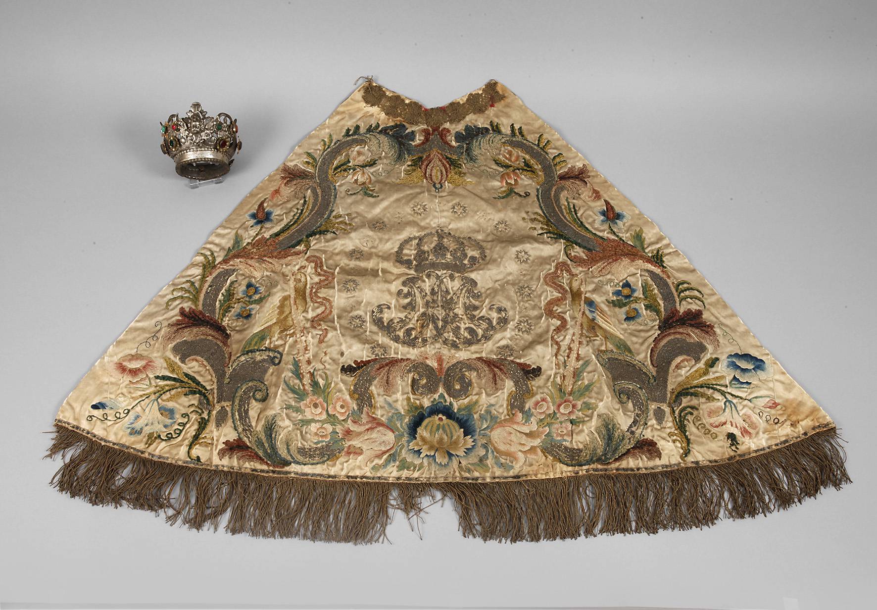 Bestickter Umhang
