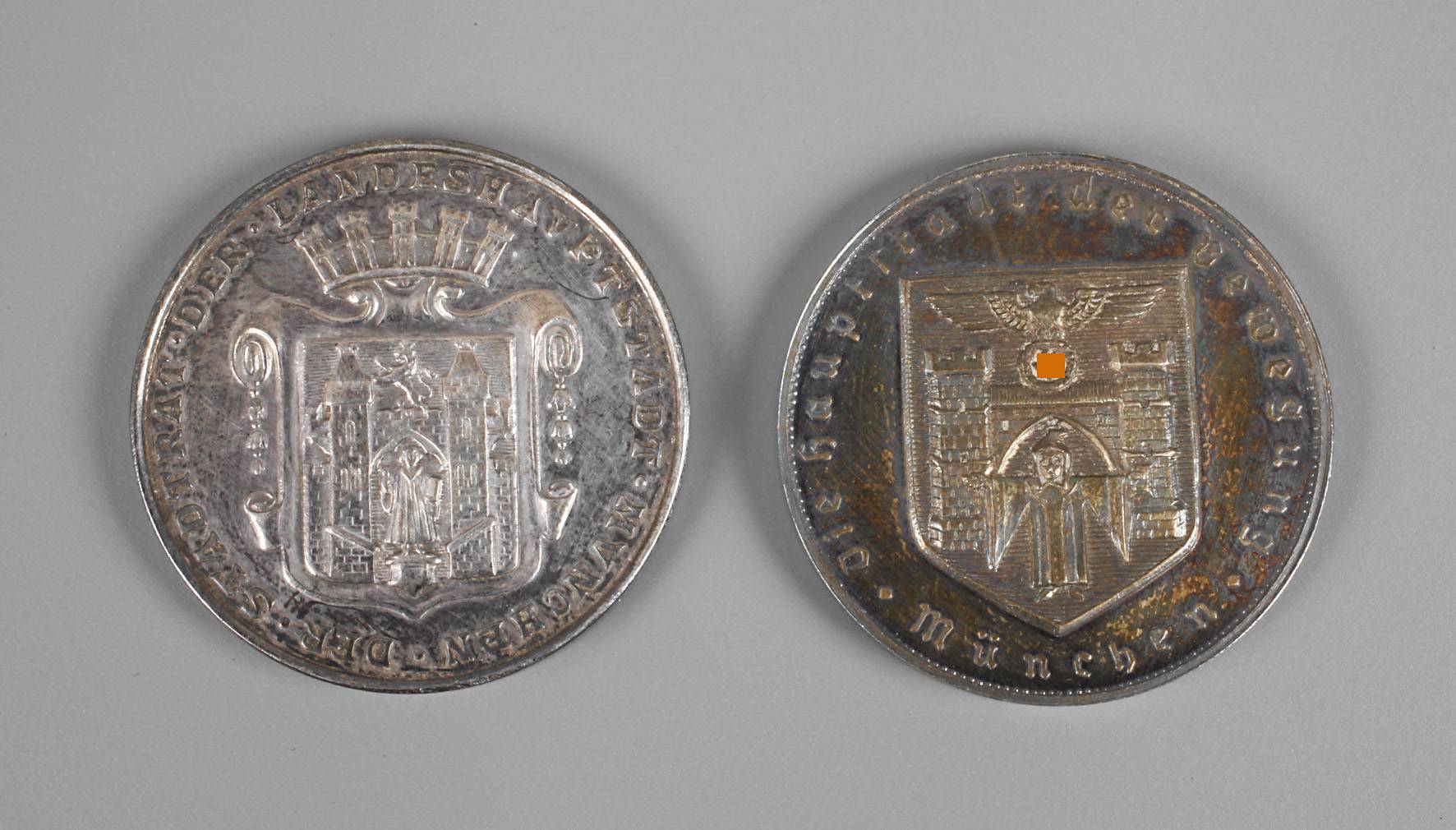 Paar Medaillen Dienstboten und Arbeiterstiftung