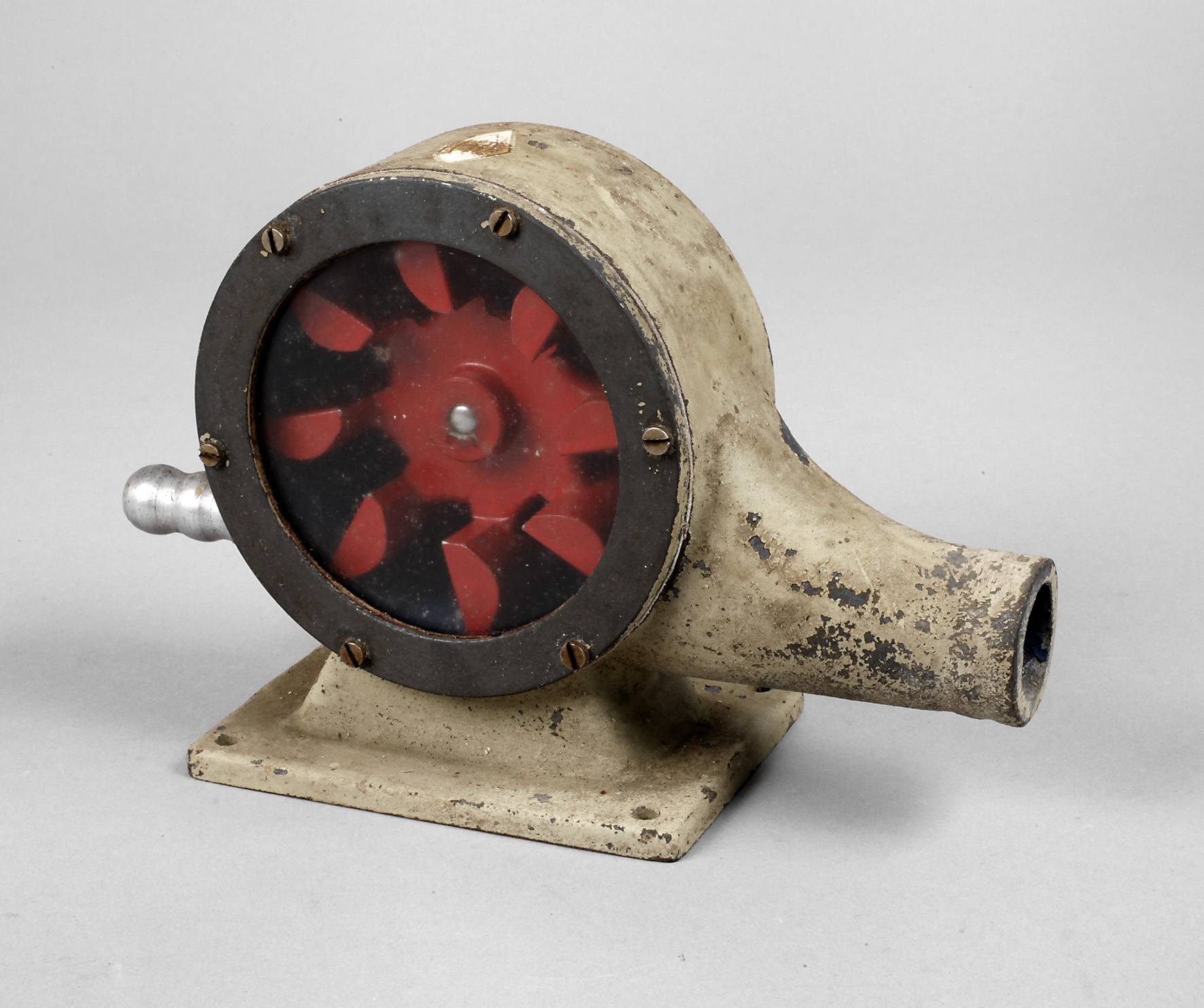 Kleine Pelton-Turbine mit Transmissionsaufnahme