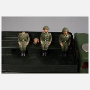 NVA Mannschaftswagen mit Soldaten