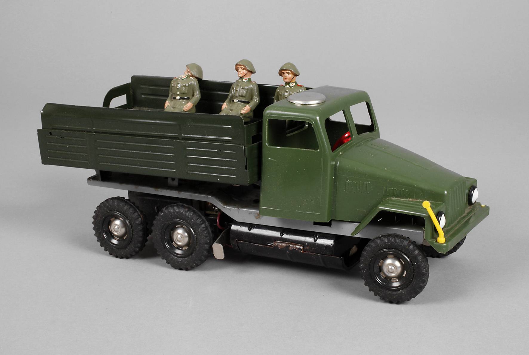 NVA Mannschaftswagen mit Soldaten