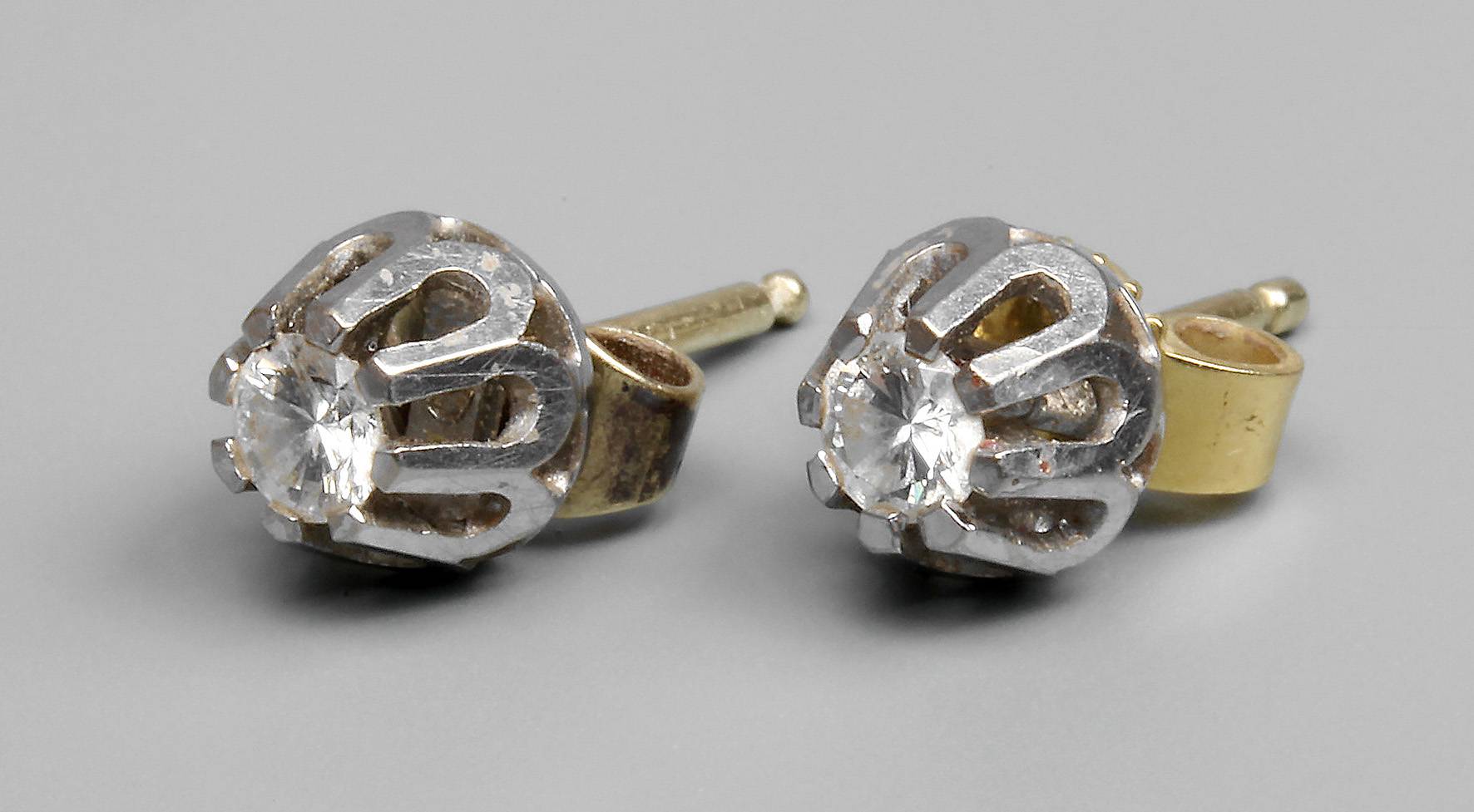Ein Paar Ohrstecker mit Brillant