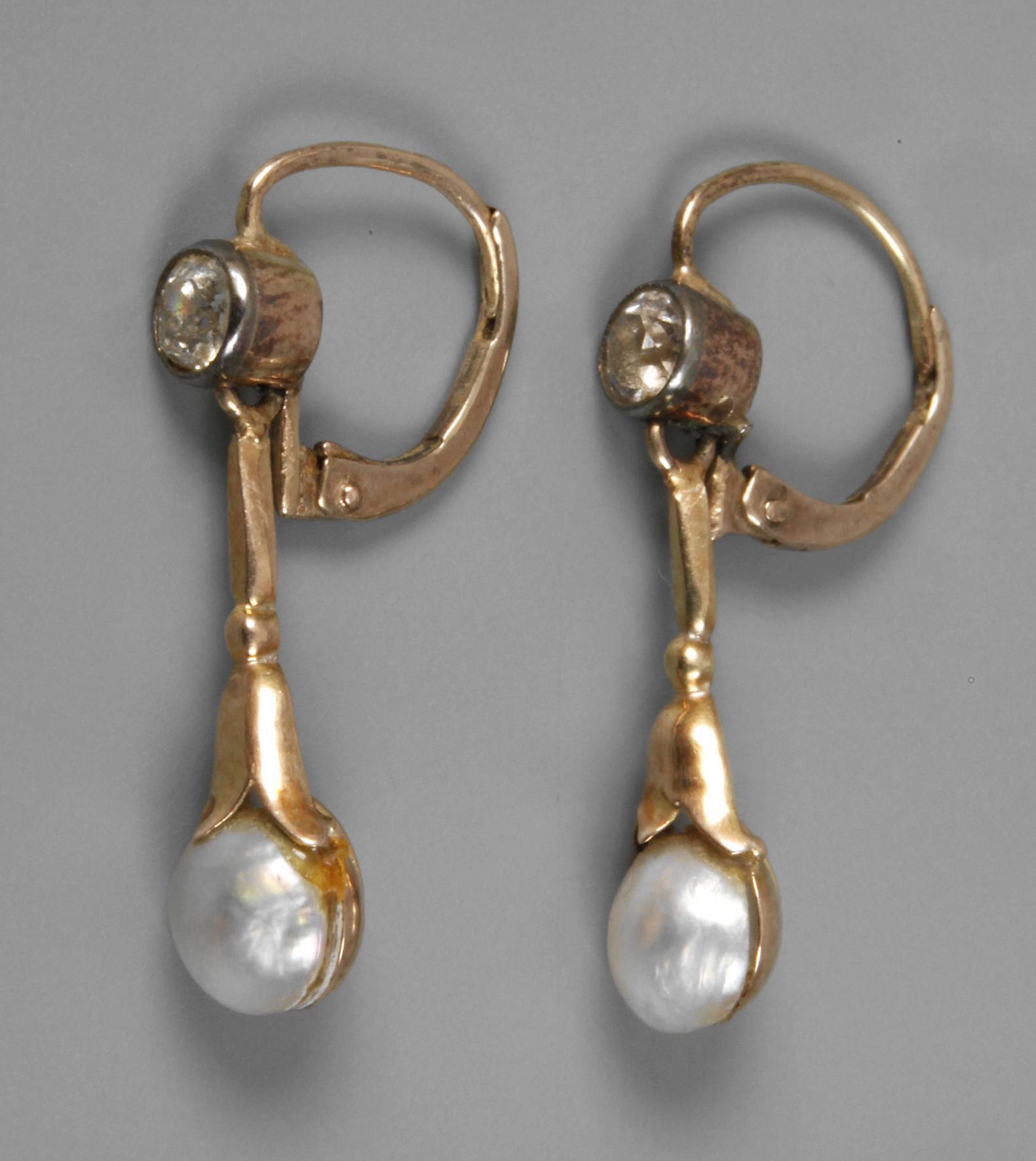 Ein Paar Ohrhänger mit Diamanten und Perlen