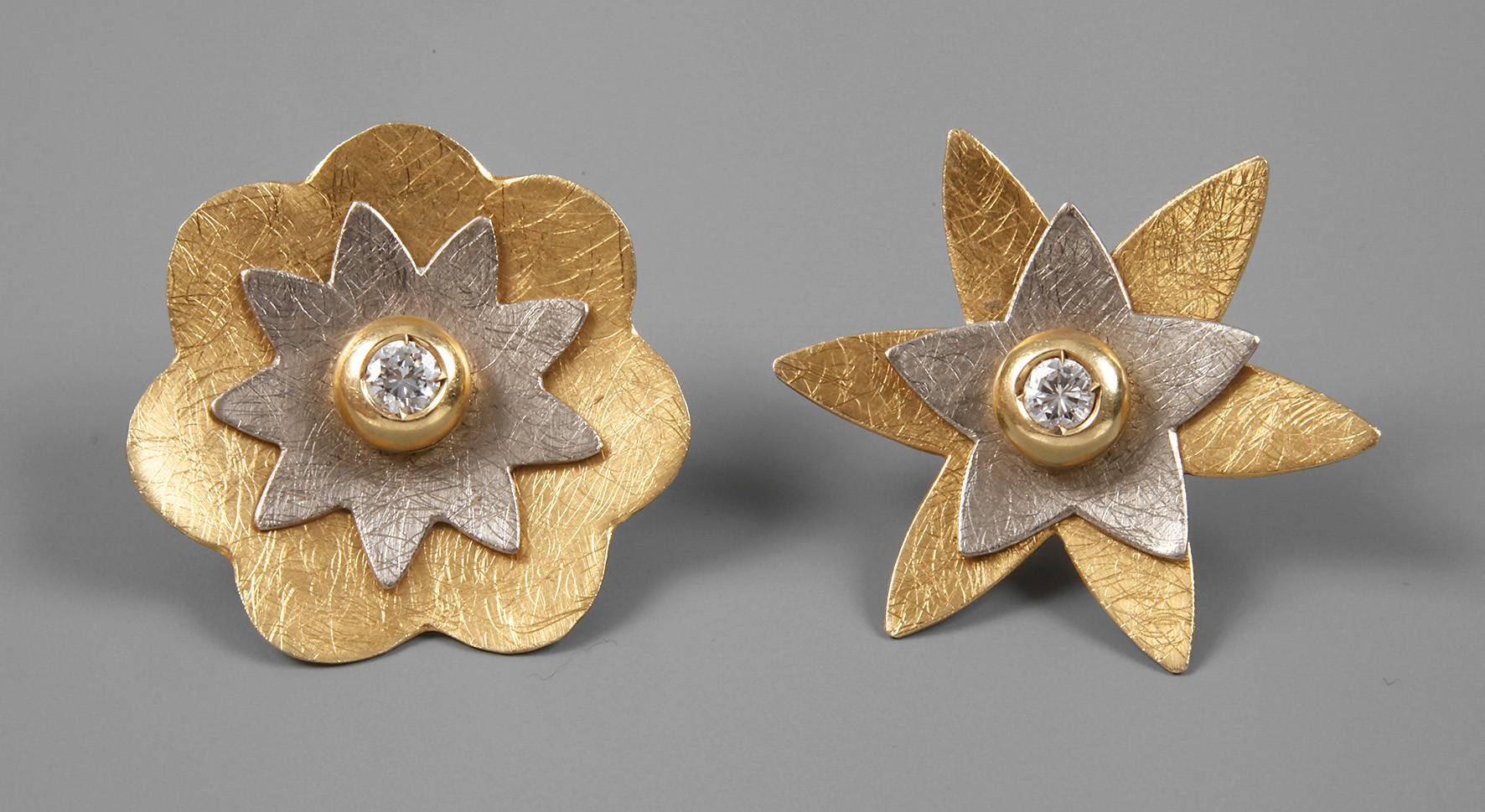 Ein Paar Verwandlungsohrringe mit Brillanten