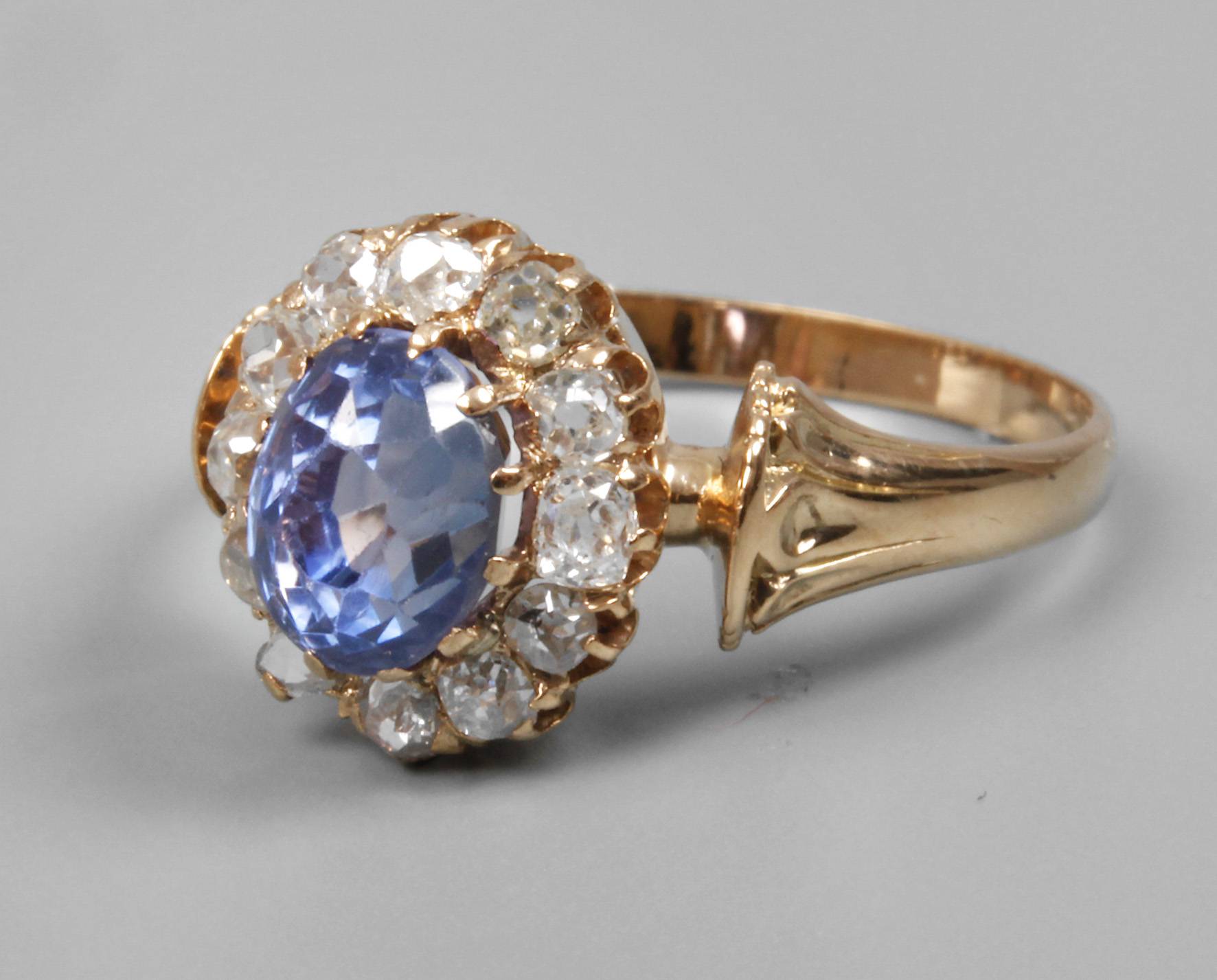 Damenring mit Saphir und Diamant