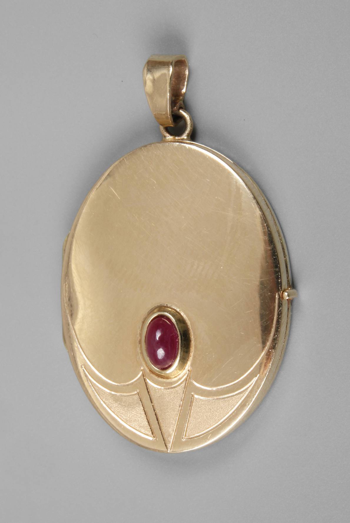 Medaillon besetzt mit Rubincabochon