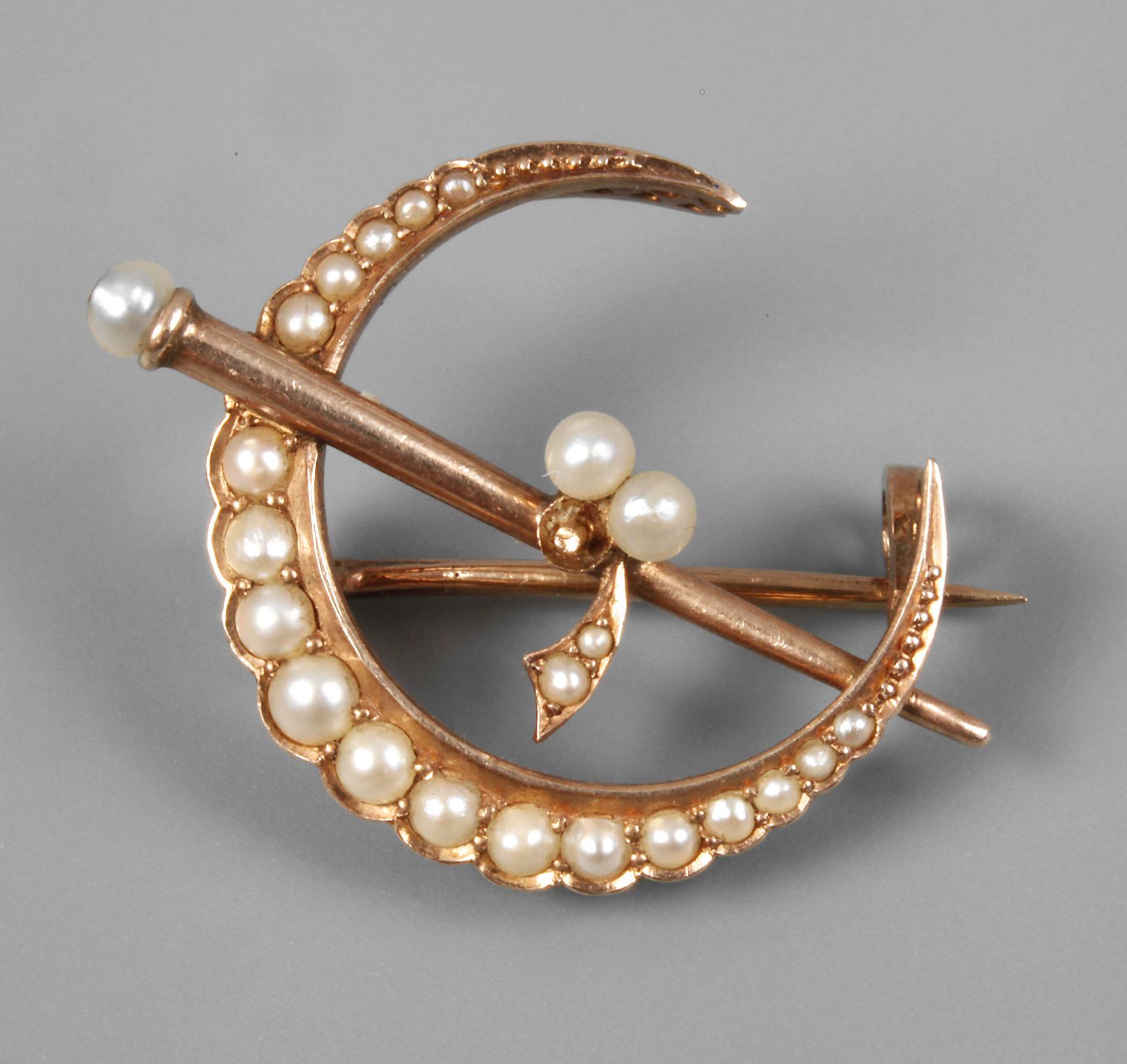 Brosche mit Perlbesatz