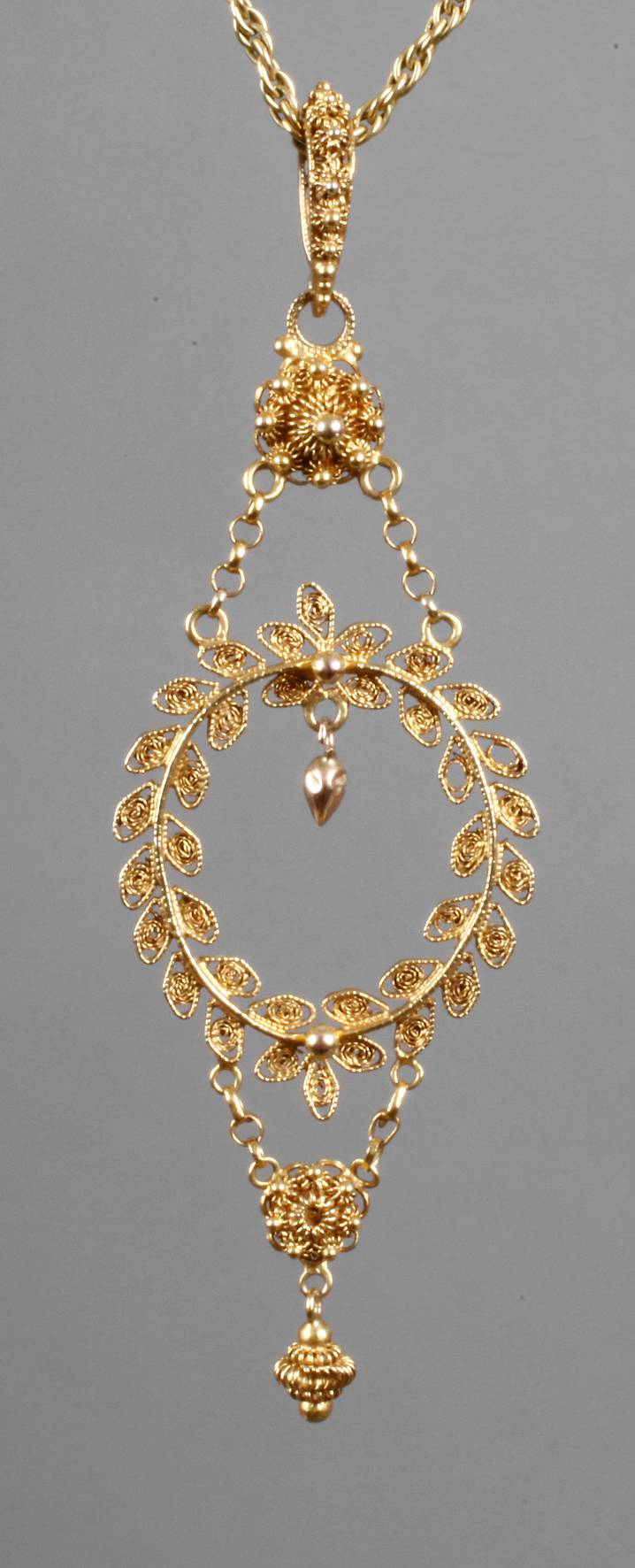 Anhänger und Kette Gold