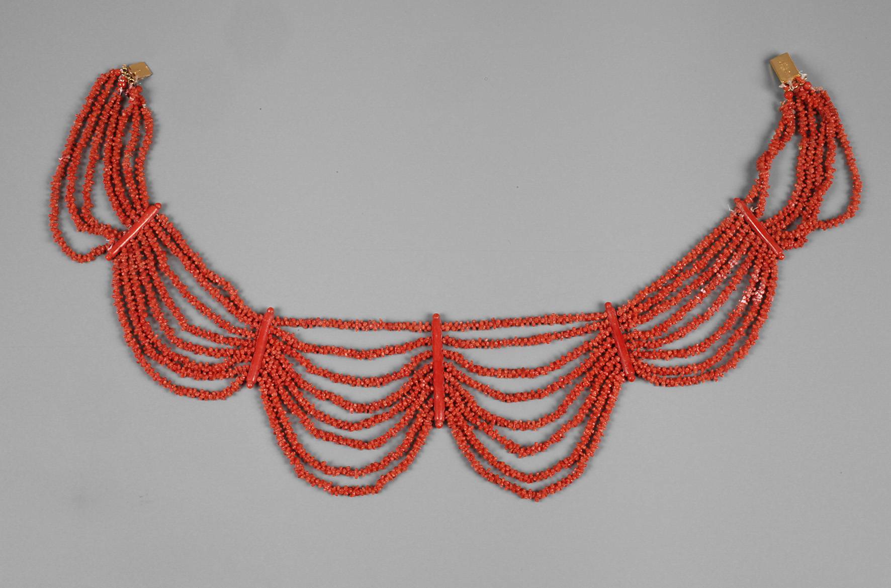 Aufwendiges Korallencollier