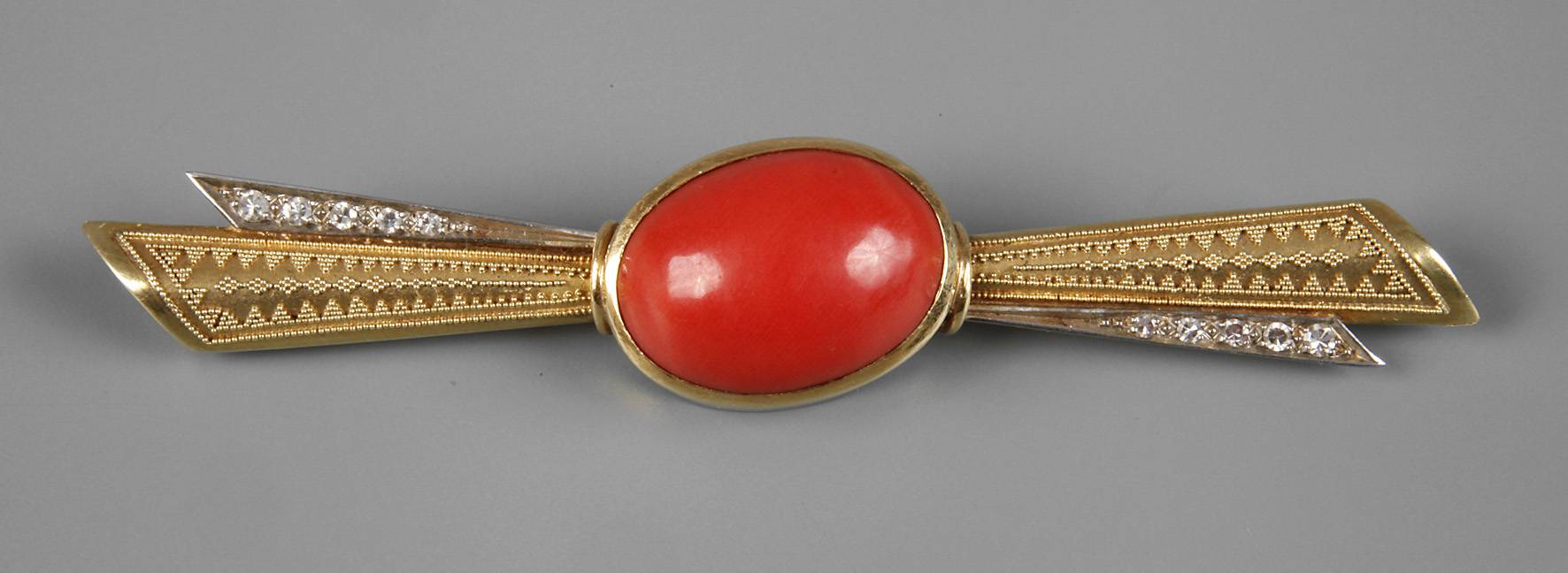 Brosche mit Korallcabochon und Diamanten