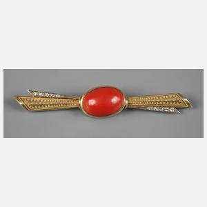 Brosche mit Korallcabochon und Diamanten