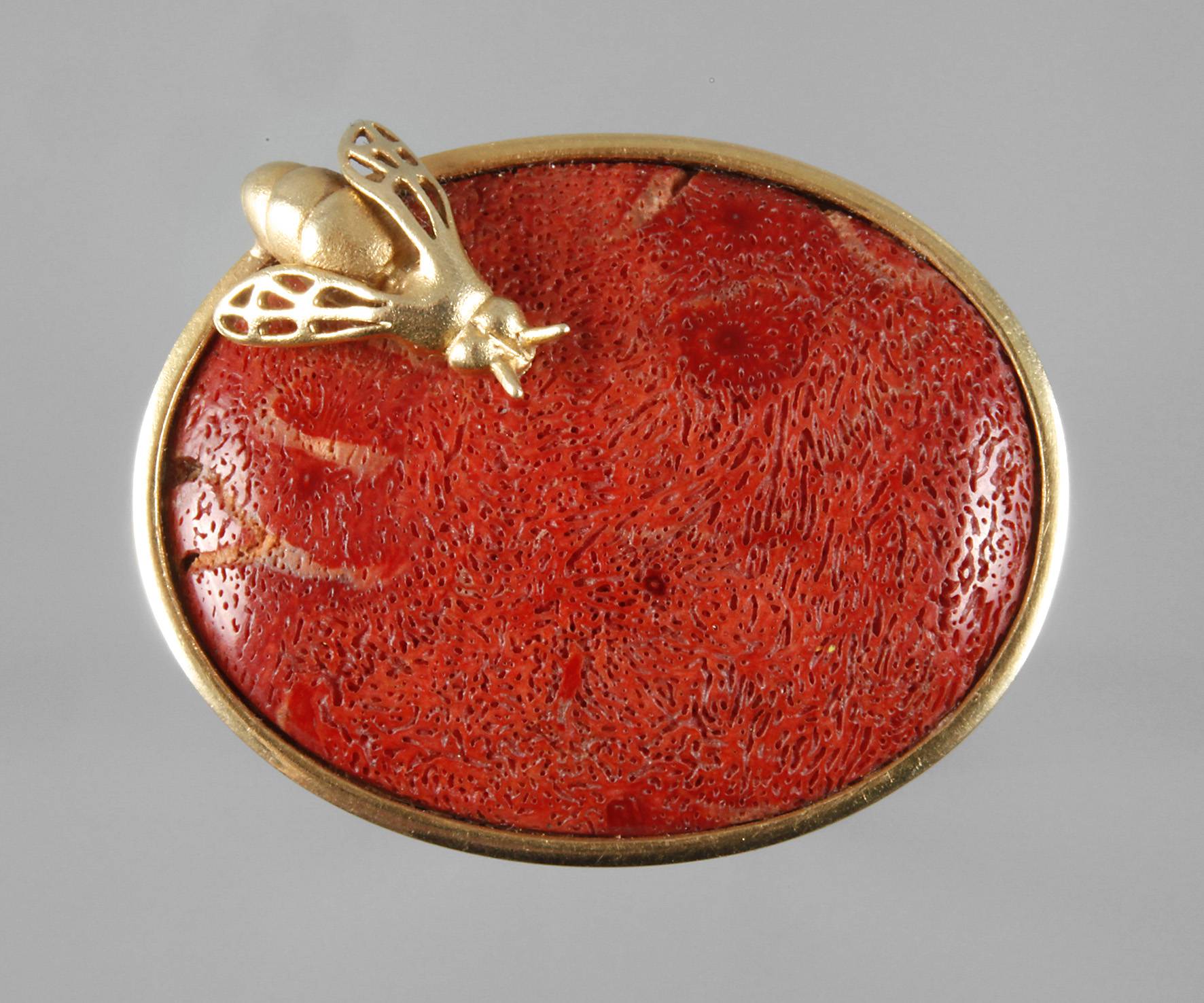 Brosche mit Schaumkoralle