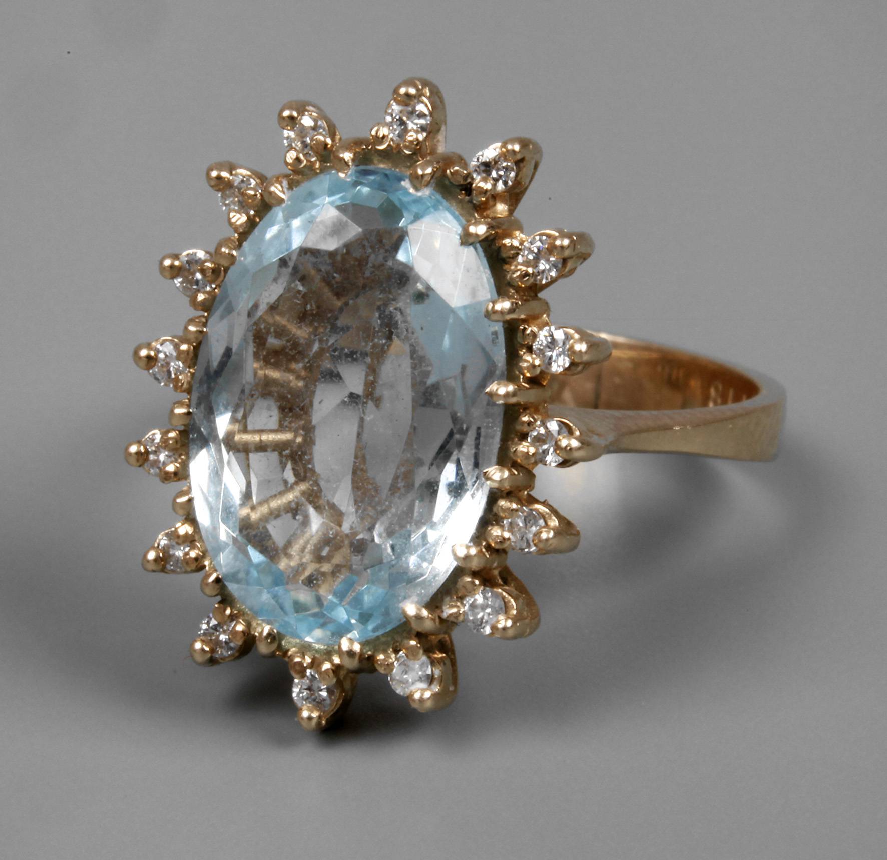 Damenring mit Blautopas und Diamanten