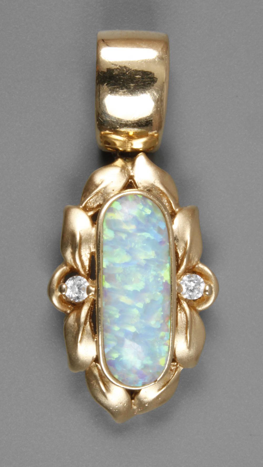 Anhänger mit Edelopal und Brillanten