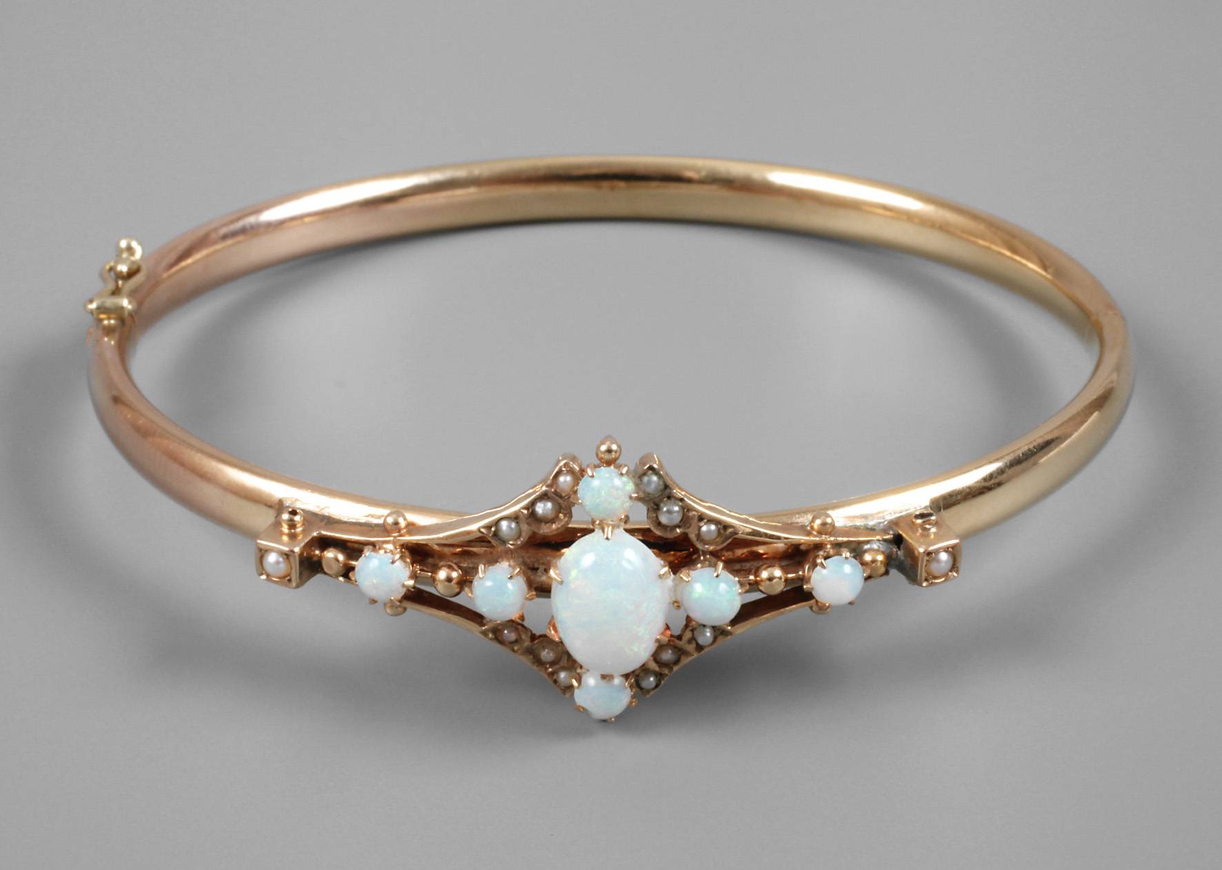 Armreif mit Opalbesatz
