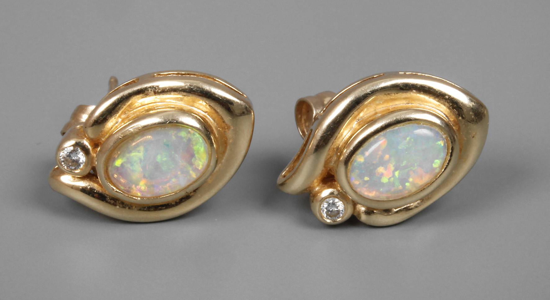 Paar Ohrstecker mit Edelopalen und Brillanten