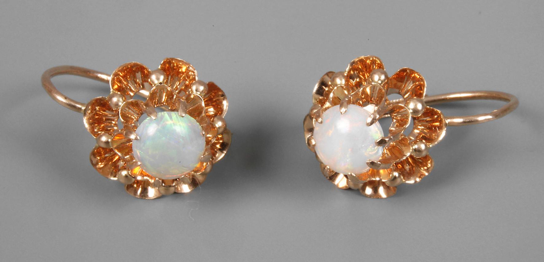 Paar Ohrringe mit Edelopalen