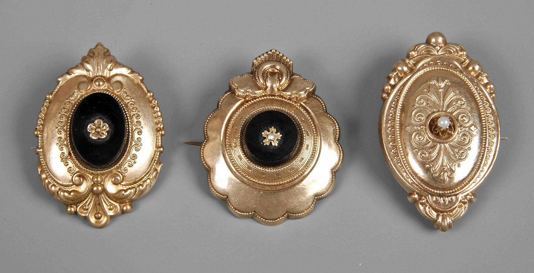 Drei Biedermeierbroschen