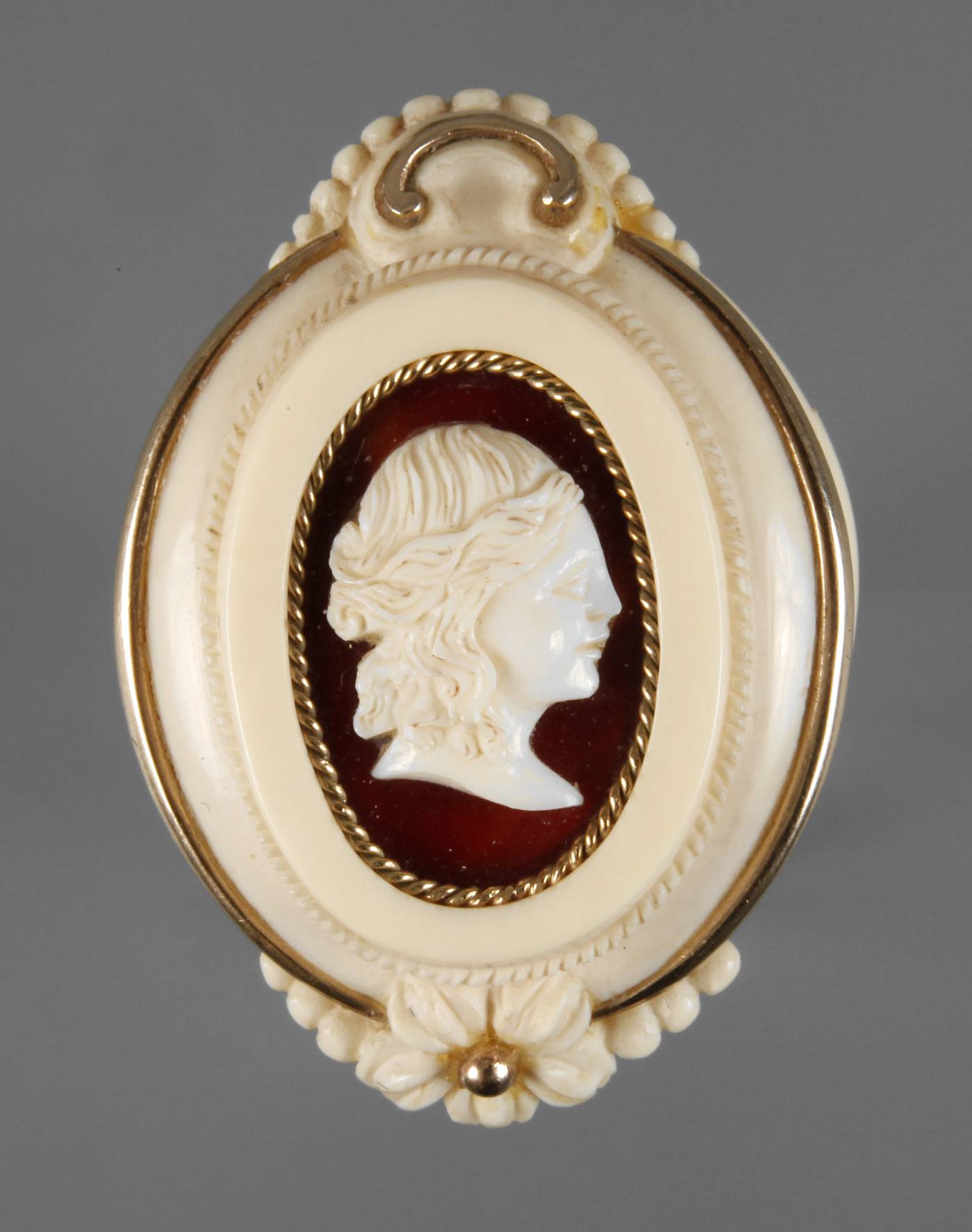 Feine Elfenbeinbrosche