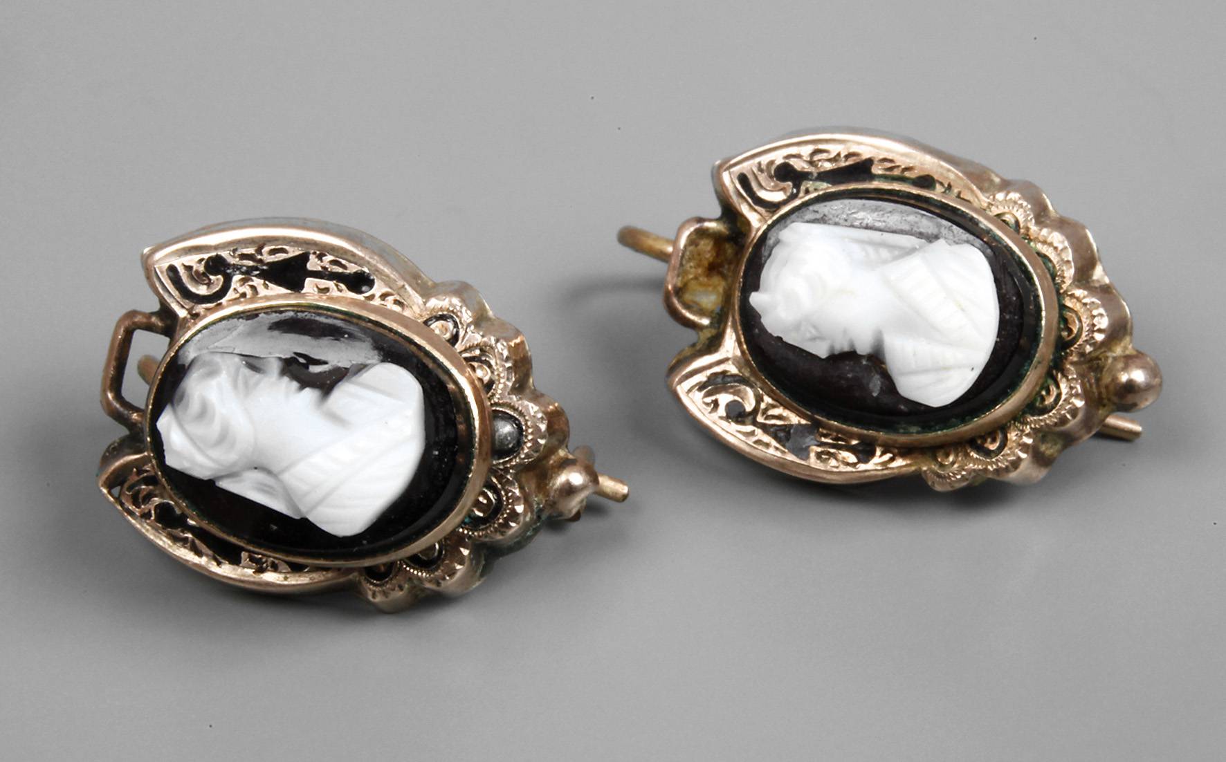 Paar Ohrringe mit Kamee