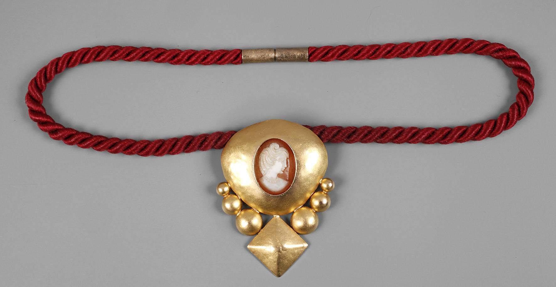 Ungewöhnlicher Anhänger mit Kamee