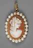 Anhänger mit Kamee und Perlen