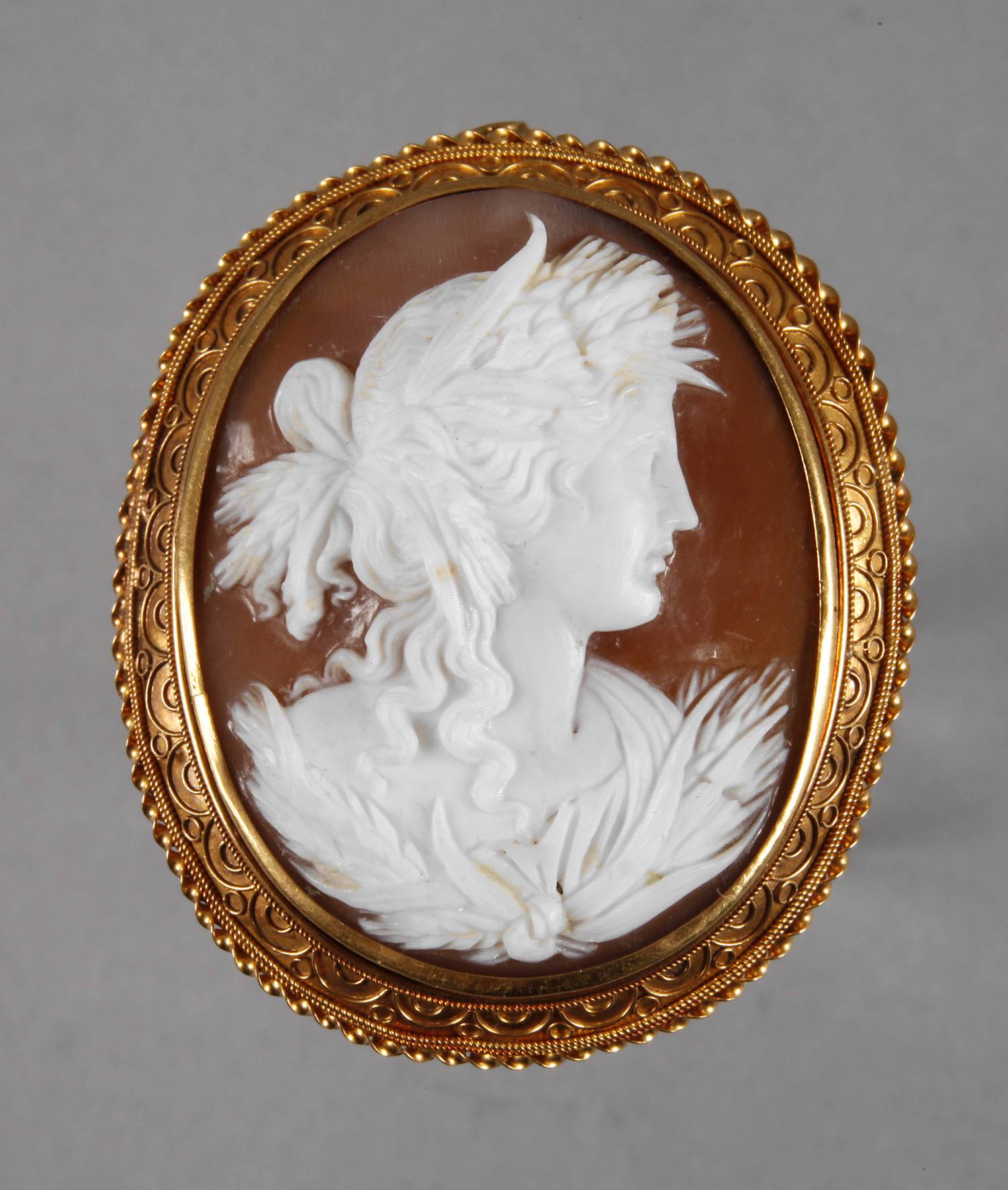 Brosche mit Muschelkamee