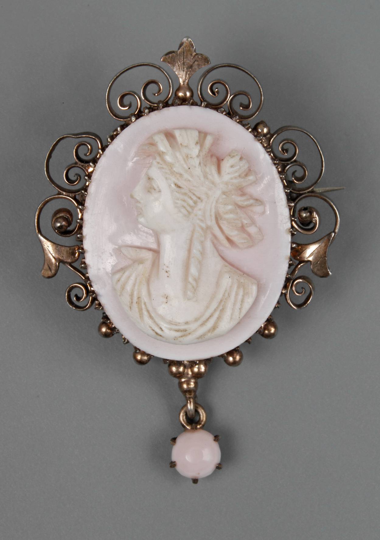 Brosche mit Muschelkamee