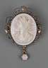 Brosche mit Muschelkamee